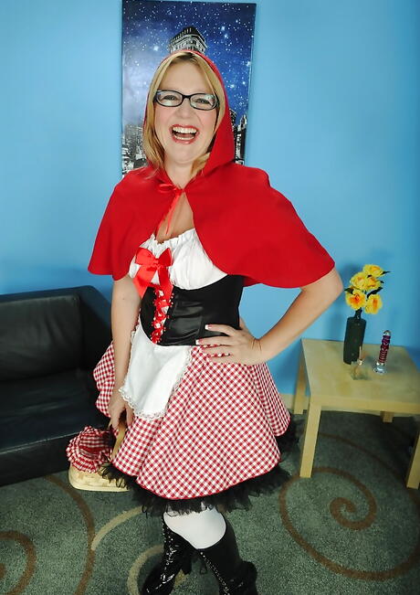 Superb blonde older Sable Knight reveals her ass in cosplay clothing and spreads her legs 